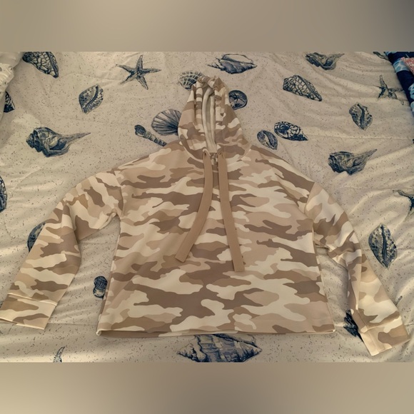 Cable & Gauge Tops - Cable & Gauge Camouflage Hoodie in Beige and White size Medium
